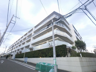 【外観】 | 総戸数１８０戸、２０１０年４月築、管理人は日勤勤務につき管理体制良好です♪