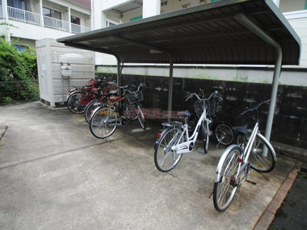 カトルセのその他共用部分|広々とした自転車置き場があります