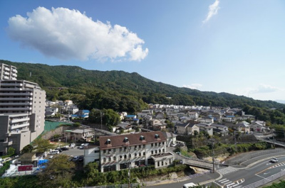 【展望】 | エメラルドマンション上温品 | 【四季を感じる】
四季の移ろい・爽やかな青空や風を感じられ
自然を愉しめるパノラマビュー。
毎日の暮らしに余裕を感じさせてくれる、
遮る物の無い開放的な眺望を是非、ご堪能ください。