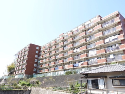 【外観】 | エメラルドマンション上温品 | 【耐震性】
耐震性の高さを判断するポイントは、
建築確認申請日が1981年6月1日以降の
新耐震基準に適合しているかどうか。
震度６程度の大地震でも
建物が崩壊しないレベルが基準になりました。