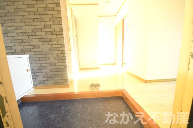 【玄関】 | 収納もある玄関です