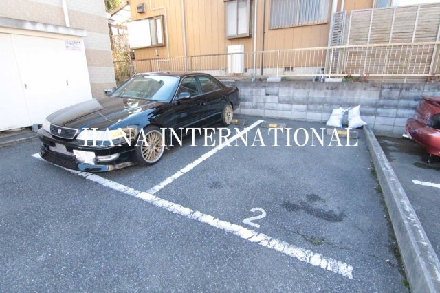 レオパレスはざまの駐車場