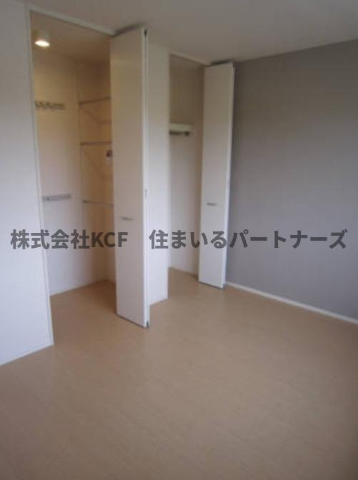 ランプロンの寝室|落ち着いた色調の寝室です