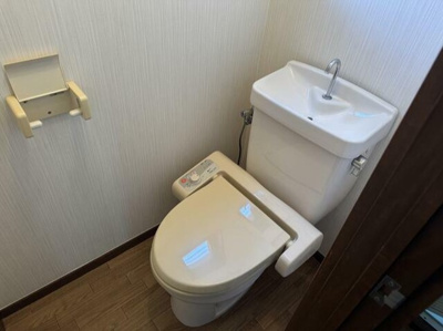 【トイレ】 | サンライズ田谷 | トイレの温水洗浄機能は壊れているため使用できません
 