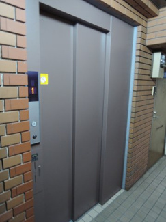 【その他共用部分】 | お買い物時やベビーカーの出し入れに便利なエレベーター付です。