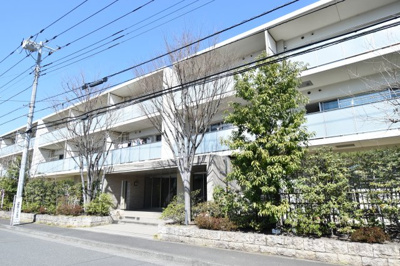 【外観】 | グランドメゾン日野万願寺　「万願寺」駅徒歩7分 | 周辺環境に溶け込み、それでいて個性豊かなデザインは住まう人に優越感をもたらしてくれます。
