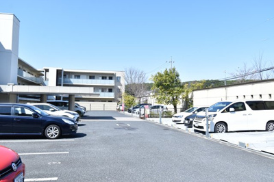 【駐車場】 | グランドメゾン日野万願寺　「万願寺」駅徒歩7分 | 一部機械式を採用した駐車スペース。車両ごとの間隔も十分にあり、運転が苦手な女性も安心です。