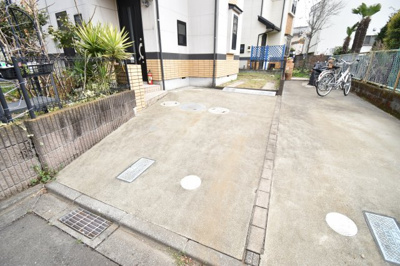 【駐車場】 | 日野市川辺堀之内　中古戸建 | 玄関横の駐車スペースは買い物帰りで荷物が多くても楽ですね。前面道路も広いので車庫入れもしやすいです。