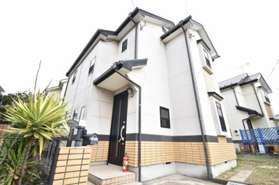 【外観】 | 日野市川辺堀之内　中古戸建 | 周辺環境に溶け込み、それでいて個性豊かなデザインは住まう人に優越感をもたらしてくれます。
