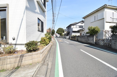 【前面道路含む現地写真】 | 東村山市廻田町4丁目　中古一戸建 | 前面道路公道6メートルあります。運転が苦手な奥様でも楽々駐車可能です。