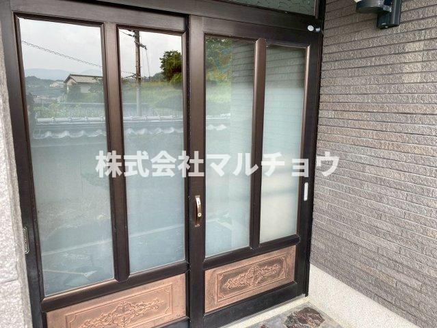 朝来一戸建の玄関|明るい玄関です