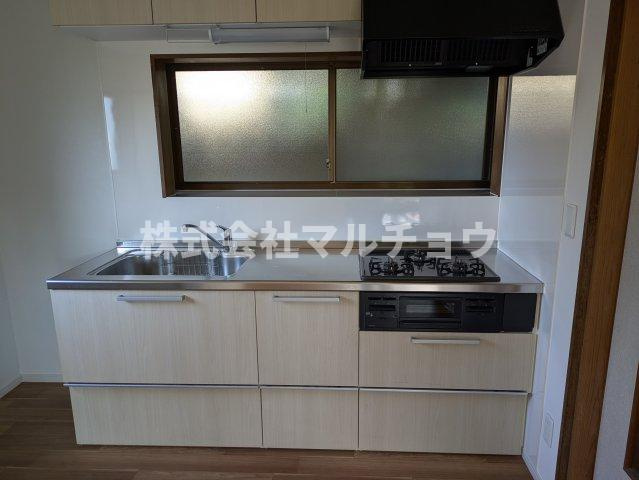 朝来一戸建のキッチン|コンパクトなキッチンで掃除もラクラク