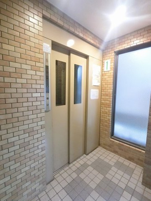 【その他共用部分】 | ライオンズマンション吉野町第８ | お買い物時やベビーカーの出し入れに便利なエレベーター付です。