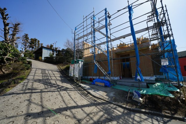 北西角地につき陽当り・通風良好！ＬＤＫ１８帖の４ＬＤＫ。保土ヶ谷区上菅田町　新築戸建ての前面道路含む現地写真