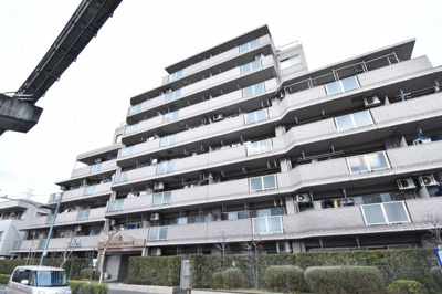 【外観】 | アーバンキャスル高幡不動　「万願寺」駅徒歩1分 | 周辺環境に溶け込み、それでいて個性豊かなデザインは住まう人に優越感をもたらしてくれます。
