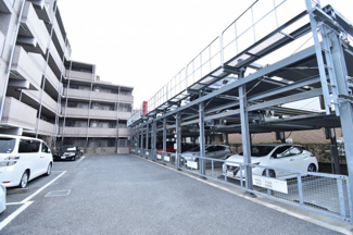 【駐車場】 | より多くの居住者が利用できるよう、平置きと併設された大型の立体駐車場。