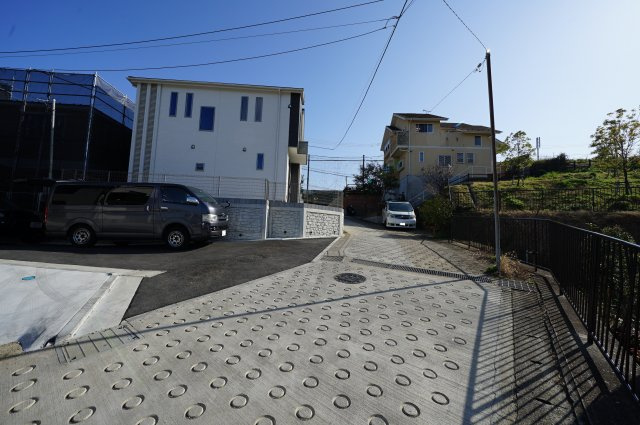 緑に囲まれた空間で快適生活。全棟LDK１８帖以上♪保土ヶ谷区仏向町　全７棟新築戸建ての前面道路含む現地写真