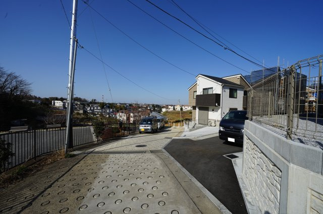 緑に囲まれた空間で快適生活。全棟LDK１８帖以上♪保土ヶ谷区仏向町　全７棟新築戸建ての前面道路含む現地写真