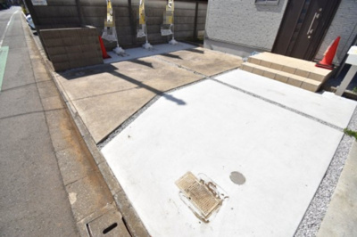 【駐車場】 | 小平市小川町2丁目　中古戸建　未使用 | 玄関横の駐車スペースは買い物帰りで荷物が多くても楽ですね。前面道路も広いので車庫入れもしやすいです。