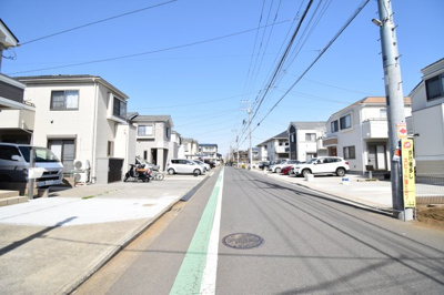 【前面道路含む現地写真】 | 小平市小川町2丁目　中古戸建　未使用 | 前面道路公道6メートルあります。運転が苦手な奥様でも楽々駐車可能です。