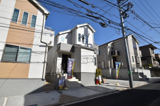【外観】 | 近くにはコンビニエンスストアやスーパーマーケットなどの便利な施設が揃ってます！