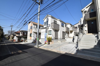 【前面道路含む現地写真】 | 交通量は少なめで、小さなお子様にも安心の前面道路です。