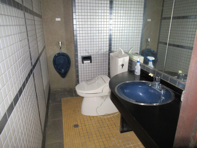 小性町貸店舗（缶詰バー跡）のトイレ