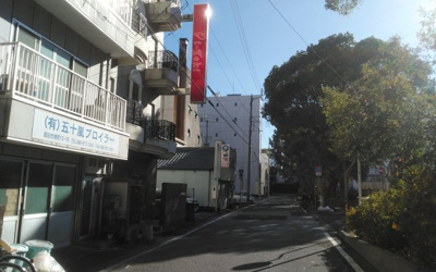 【周辺】 | 高知市堺町　店舗 | 現地西側道路はゆったりした幅がありますが、車通りは少ないです。