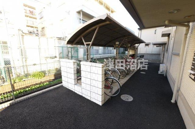 サニーコートのその他共用部分|屋根付の駐輪場です