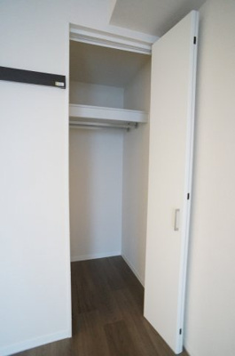 【収納】 | エスポワール【SHM】 | 洋室6.5帖のお部屋にあるクローゼットです♪お洋服もしわにならず、キレイに収納できます☆