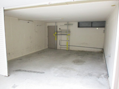 【駐車場】 | 兵庫区鵯越町　中古戸建 | 掘り込みガレージは３台駐車することができます。