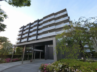 【外観】 | 総戸数４８７戸、平成２２年８月築、管理人は日勤勤務につき管理体制良好です♪