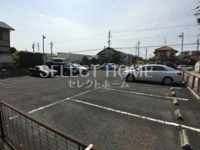 【駐車場】 | ルミエールＢ | 駐車場があるので、車を買う予定の方も安心です