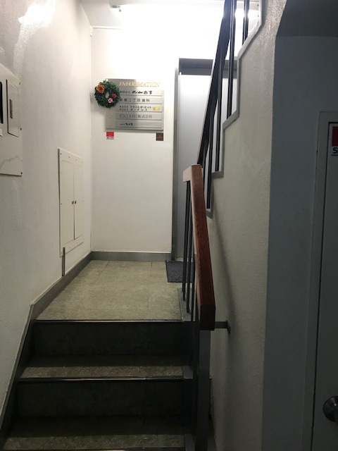 丸山ビルの玄関