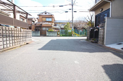 【前面道路含む現地写真】 | 城陽市平川浜道裏　中古戸建 | 前道6ｍある閑静な住宅街です。25mのところに児童公園があるので小さいお子様がいらっしゃるご家庭は助かりますね。