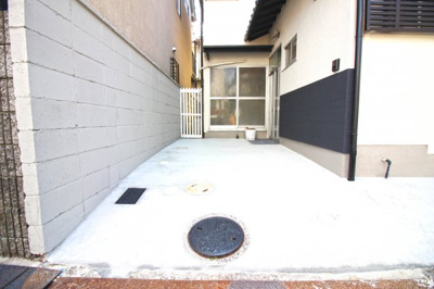 【駐車場】 | 城陽市平川浜道裏　中古戸建 | 駐車1台が可能です＼(^_^)／前道は6mあるので運転が苦手な方でも駐車ラクラクですよ！