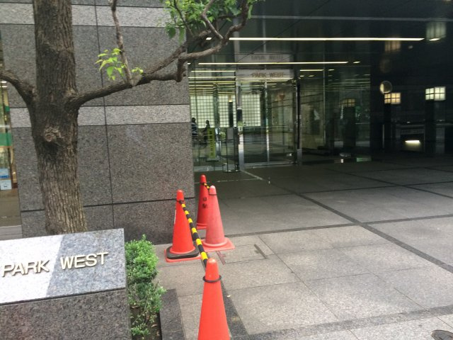 パークウエストビルのエントランス
