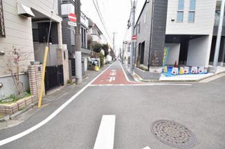 【前面道路含む現地写真】 | スーパーマーケットやコンビニエンスストアが近くにございますので、急なお買い物も安心！