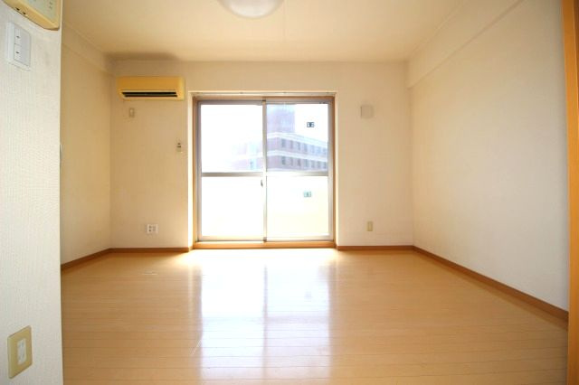 オレオール池の洋室|落ち着いた色調の洋室です