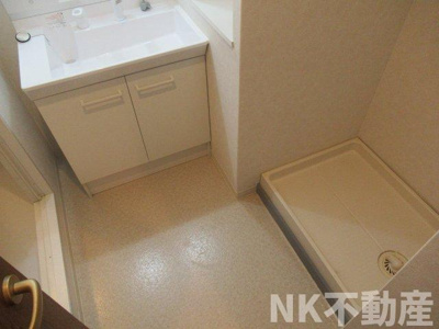 【洗面所】 | ヌカタコルンウエスト（額田賃貸） | ゆったりとスペースのある洗面所