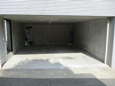 【駐車場】 | 垂水区多聞台　中古戸建 | 電動シャッター付き駐車場は並列２台可能です。