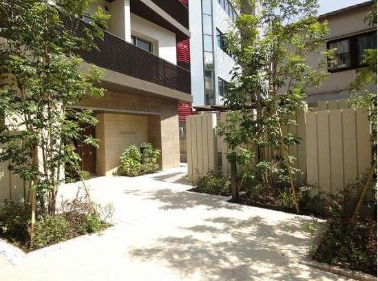 パークリュクス新宿御苑前ｍｏｎｏのエントランス|パークリュクス新宿御苑前ｍｏｎｏ