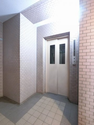 【その他共用部分】 | メイツ大森西 | お買い物時やベビーカーの出し入れに便利なエレベーター付です。