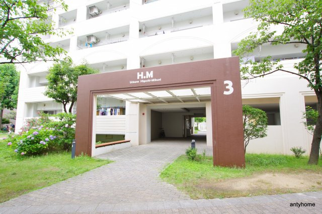 大阪市淀川区東三国２丁目の賃貸マンションのエントランス