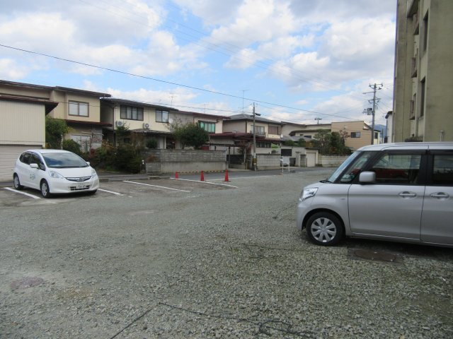 秀山ビルの駐車場