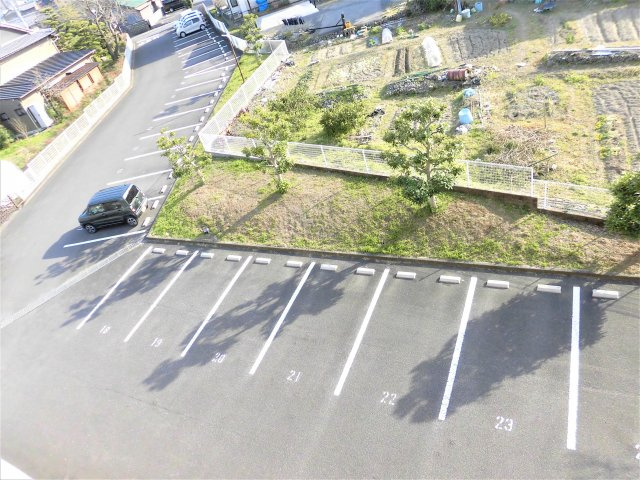 メゾンラフィネの駐車場