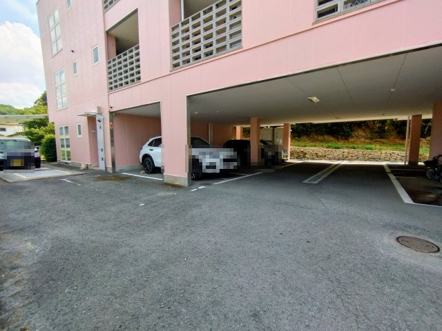 マンションフェリスの駐車場