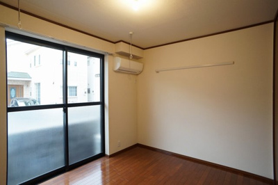 【居間・リビング】 | サクラソウ戸田 | 南向きの明るい洋室です