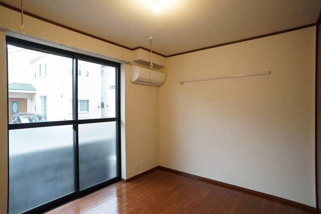 【居間・リビング】 | サクラソウ戸田 | 南向きの明るい洋室です