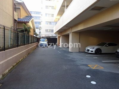 【駐車場】 | サムティ江坂JuReve | 駐車場があります